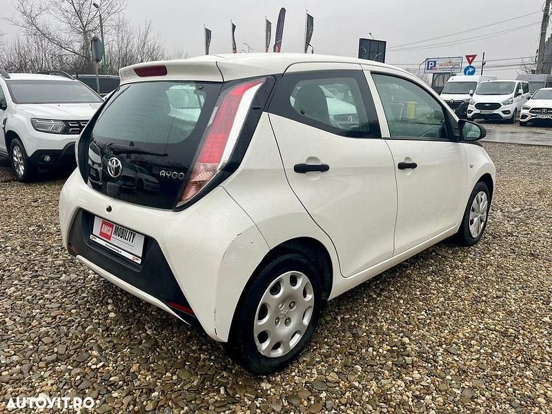 Second-hand Toyota Aygo Play 69 CP (50 kW) 2017 Culoarealb Hatchback