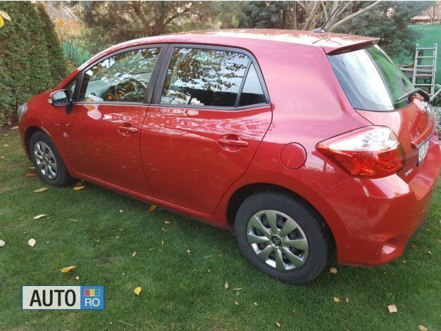 Rosu metalizat Utilizat 2012 Toyota Auris Travel Hatchback | 8.000 EUR - Imagine 1/4