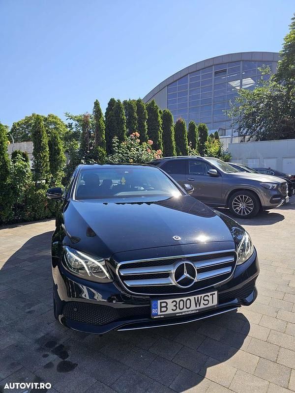 Culoarenegru Utilizat 2018 Mercedes E220 Berlinǎ | 28.300 EUR (Super Preț) - Imagine 1/4