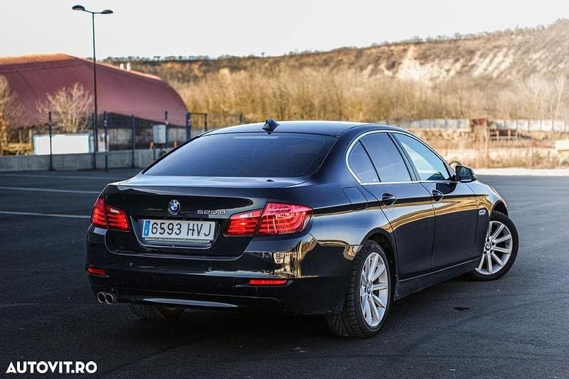 Second-hand BMW 520 184 CP (135 kW) 2014 Culoarenegru Berlinǎ