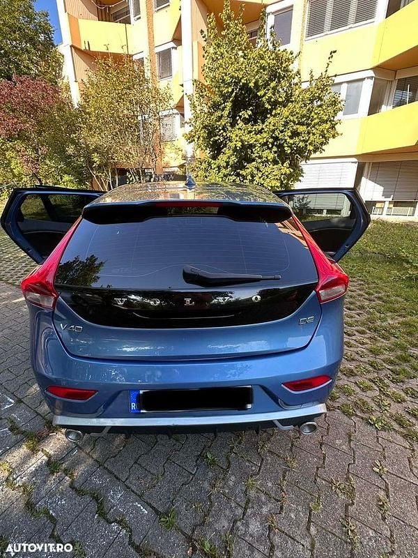 Second-hand Volvo V40 Summum 120 CP (88 kW) 2015 Culoarealbastru Hatchback