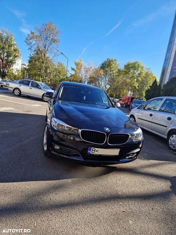 Culoarenegru Utilizat 2018 BMW 320 Berlinǎ | 17.500 EUR - Imagine 1/4