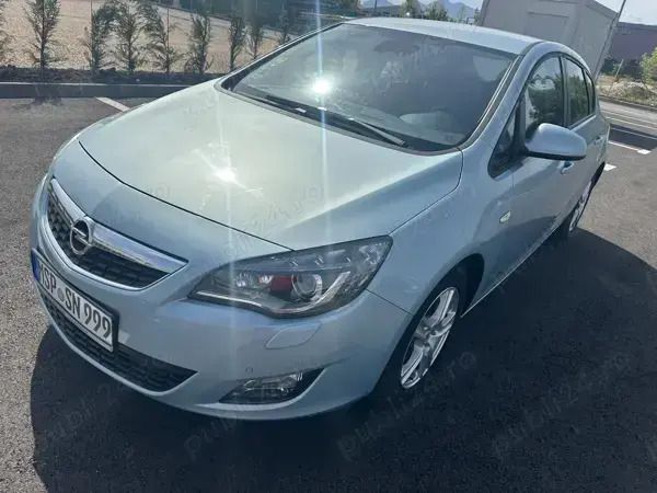 Albastru Utilizat 2010 Opel Astra Design Edition Hatchback | 3.999 EUR (Preț OK) - Imagine 1/4