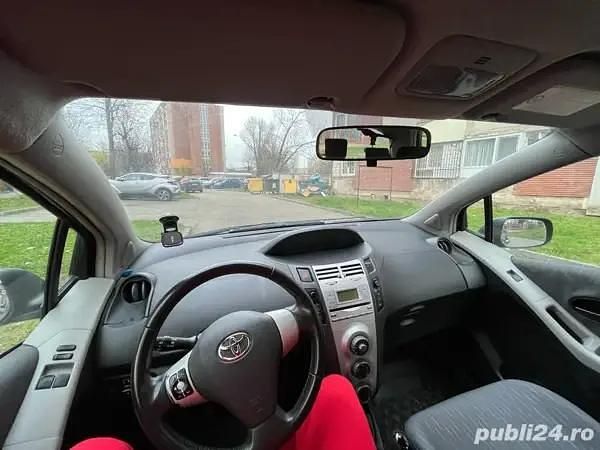 Albastru Utilizat 2005 Toyota Yaris Hatchback | 2.000 EUR - Imagine 1/4