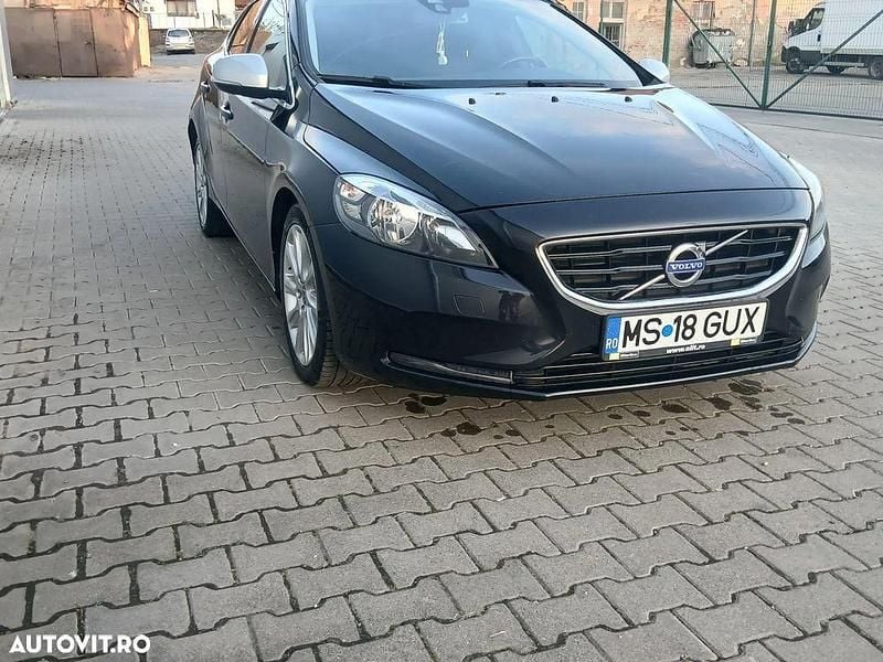 Second-hand Volvo V40 Momentum 115 CP (84 kW) 2014 Culoarenegru Hatchback
