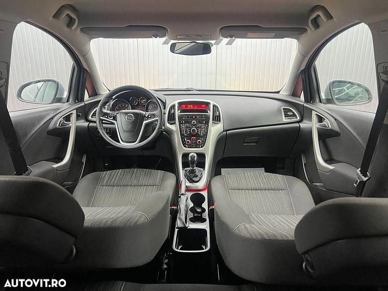 Second-hand Opel Astra 100 CP (73 kW) 2011 Culoareargint Hatchback