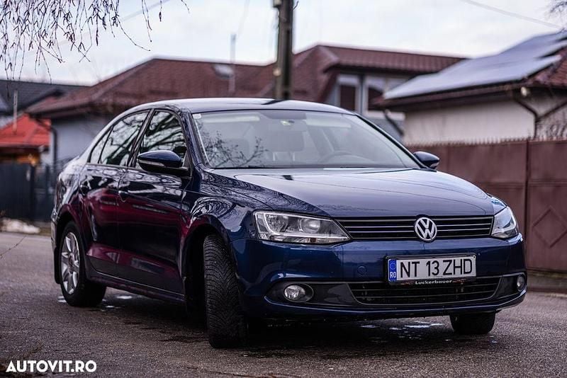 Second-hand VW Jetta Life 105 CP (77 kW) 2012 Culoarealbastru Berlinǎ