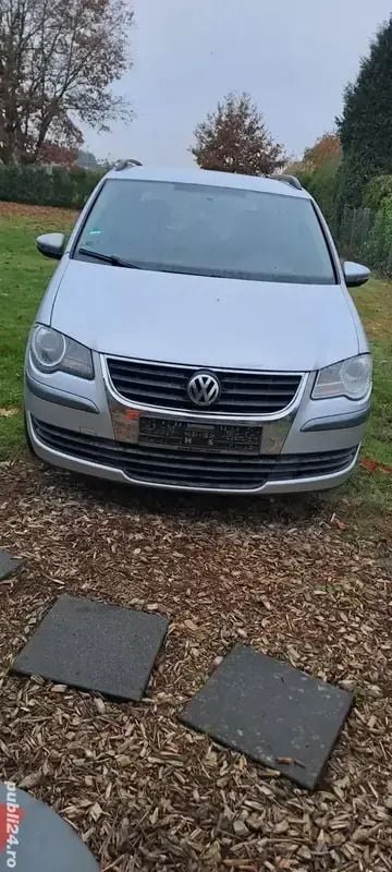 Utilizat 2009 VW Touran Monovolum | 3.200 EUR (Preț bun) - Imagine 1/4