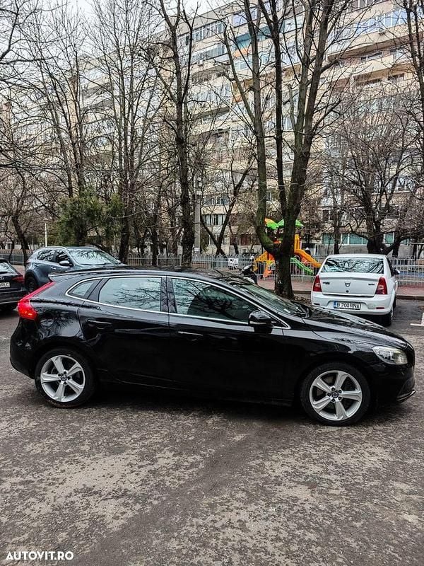 Second-hand Volvo V40 Summum 150 CP (110 kW) 2014 Culoarenegru Hatchback