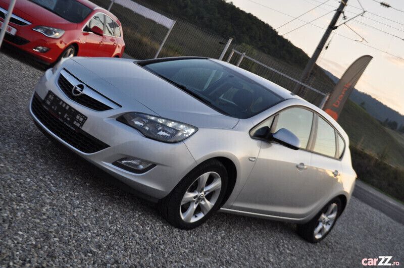 Second-hand Opel Astra 110 CP (80 kW) 2011 Argintiu Berlinǎ