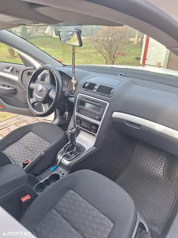 Second-hand Skoda Octavia Ambiente 105 CP (77 kW) 2011 Culoarealb Berlinǎ