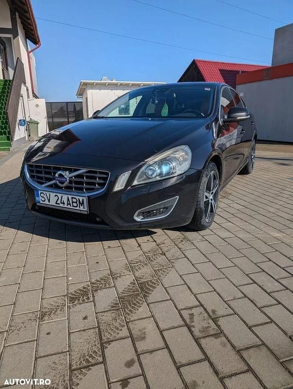 Culoarenegru Utilizat 2010 Volvo S60 Momentum Berlinǎ | 5.000 EUR (Preț OK) - Imagine 1/4