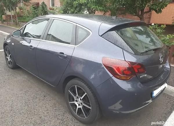 Second-hand Opel Astra Cosmo 125 CP (91 kW) 2010 Albastru Hatchback