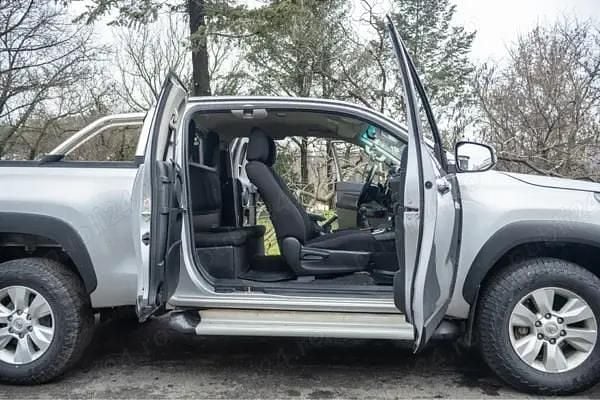 Second-hand Toyota HiLux 150 CP (110 kW) 2018 Argintiu Pickup