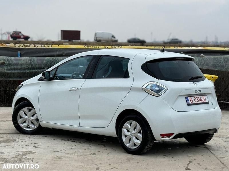 Second-hand Renault Zoe Life 64 kW (88 CP) 2015 Culoarealb Hatchback