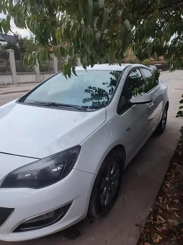 Second-hand Opel Astra 110 CP (80 kW) 2014 Alb Berlinǎ
