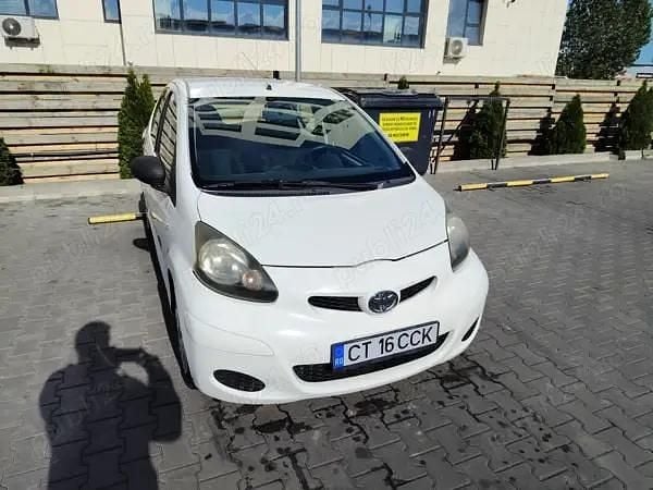 Culoarealb Utilizat 2011 Toyota Aygo Hatchback | 2.200 EUR - Imagine 1/4