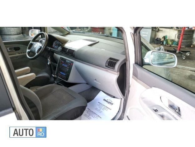 Second-hand VW Sharan 115 CP (84 kW) 2002 Argintiu Monovolum