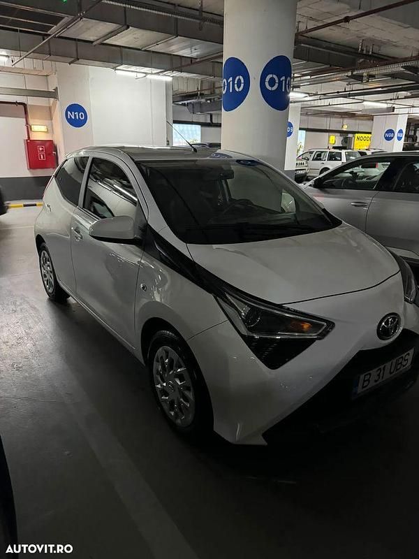 Second-hand Toyota Aygo X-play 72 CP (52 kW) 2021 Culoarealb Hatchback