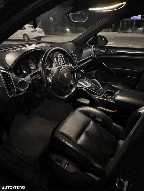 Second-hand Porsche Cayenne 240 CP (176 kW) 2011 Culoarenegru SUV