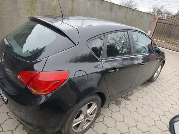 Second-hand Opel Astra 116 CP (85 kW) 2011 Hatchback