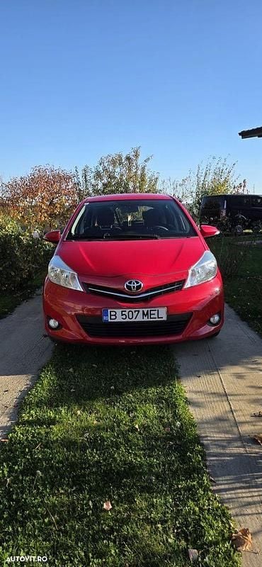 Culoarerosu Utilizat 2013 Toyota Yaris Hatchback | 6.950 EUR (Preț OK) - Imagine 1/4
