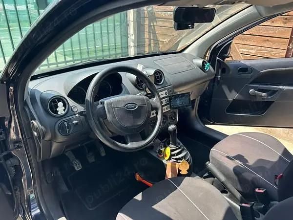 Second-hand Ford Fiesta 69 CP (50 kW) 2005 Albastru Hatchback