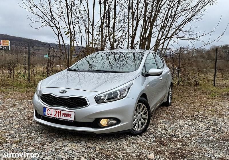 Culoareargint Utilizat 2015 Kia Ceed Hatchback | 5.790 EUR (Preț bun) - Imagine 1/4