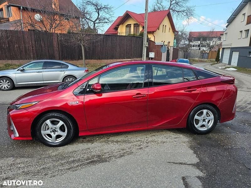 Second-hand Toyota Prius Life 136 CP (100 kW) 2018 Culoarerosu Hatchback