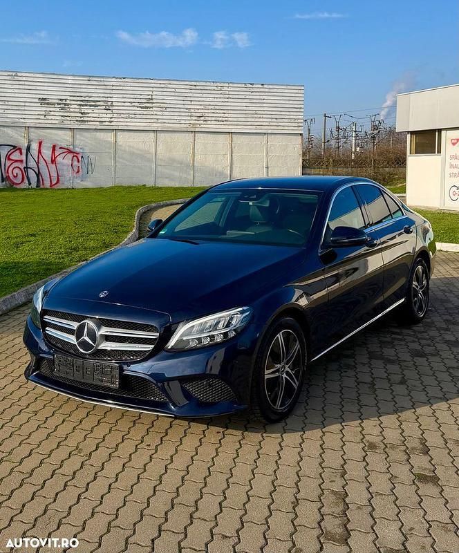 Second-hand Mercedes C300 Avantgarde 245 CP (180 kW) 2018 Culoarealbastru Berlinǎ