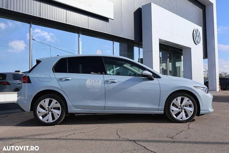Second-hand VW Golf VIII Life 204 CP (150 kW) 2025 Culoarealbastru Hatchback