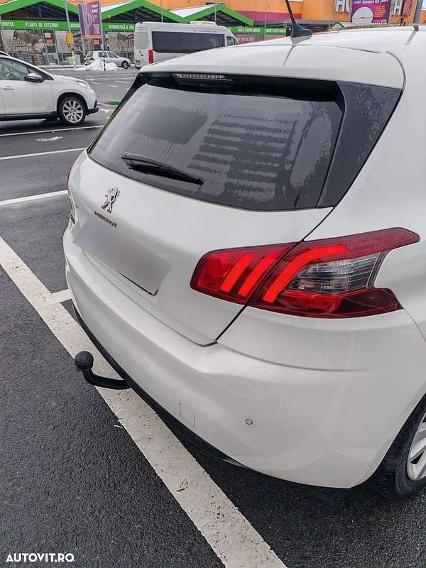 Second-hand Peugeot 308 Allure 110 CP (80 kW) 2018 Culoarealb Hatchback