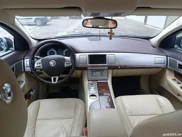 Second-hand Jaguar XF 211 CP (155 kW) 2011 Rosu Berlinǎ