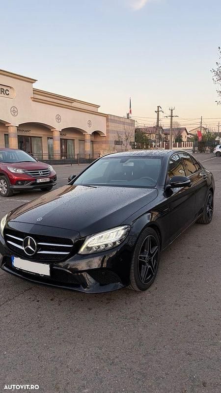 Culoarenegru Utilizat 2020 Mercedes C220 Hatchback | 21.000 EUR (Super Preț) - Imagine 1/4