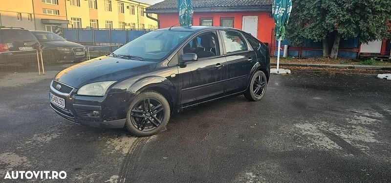 Culoarenegru Utilizat 2004 Ford Focus Ghia Hatchback | 999 EUR (Super Preț) - Imagine 1/4