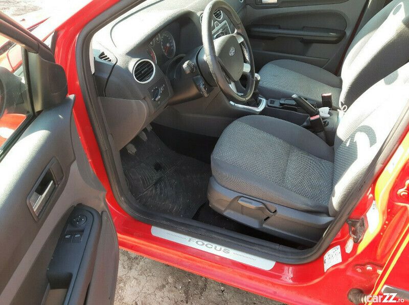 Second-hand Ford Focus Trend+ 109 CP (80 kW) 2005 Rosu Break