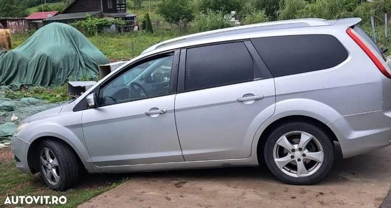 Gri Utilizat 2010 Ford Focus Trend Hatchback | 2.200 EUR (Preț bun) - Imagine 1/3