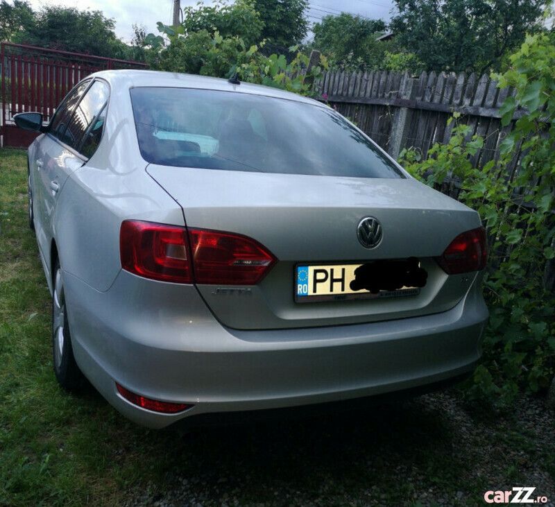 Second-hand VW Jetta 105 CP (77 kW) 2011 Argintiu Berlinǎ