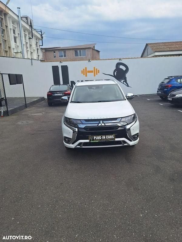 Alb Utilizat 2020 Mitsubishi Outlander P-HEV Top SUV | 22.600 EUR (Preț OK) - Imagine 1/4