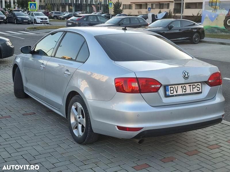 Second-hand VW Jetta 105 CP (77 kW) 2011 Culoaregri Berlinǎ