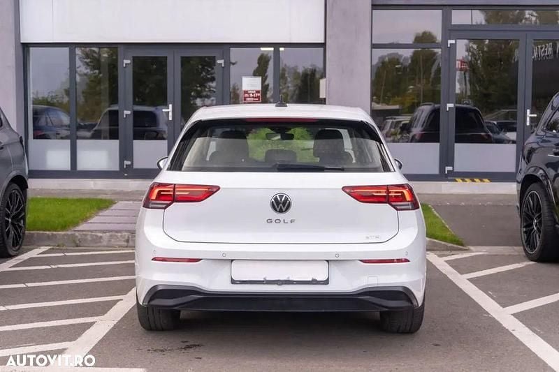 Second-hand VW Golf VIII Life 110 CP (80 kW) 2023 Culoarealb Hatchback