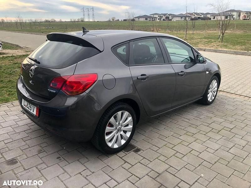 Second-hand Opel Astra Edition 140 CP (102 kW) 2011 Culoaregri Berlinǎ