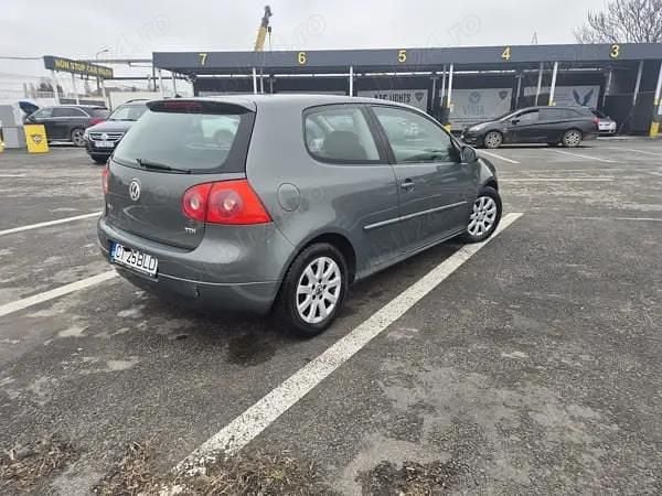 Second-hand VW Golf IV 77 CP (56 kW) 2005 Verde Berlinǎ
