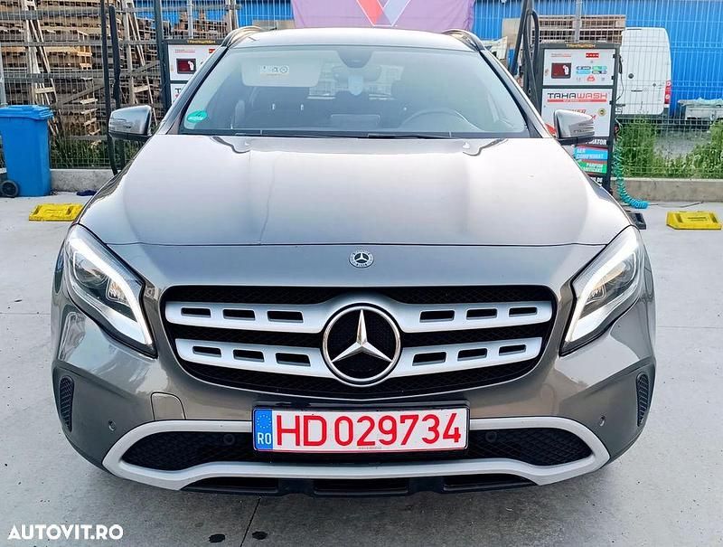Gri Utilizat 2017 Mercedes GLA180 Edition 1 SUV | 15.600 EUR - Imagine 1/4