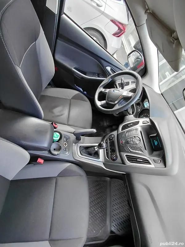 Second-hand Ford Focus 125 CP (91 kW) 2014 Rosu Hatchback