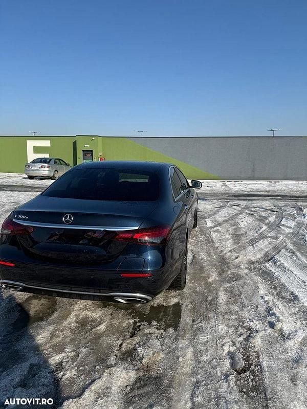 Second-hand Mercedes E300 211 CP (155 kW) 2022 Culoarealbastru Berlinǎ