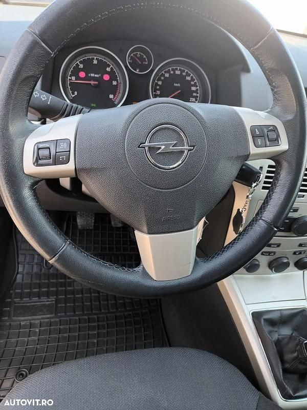 Second-hand Opel Astra Cosmo 110 CP (80 kW) 2008 Culoareargint Break