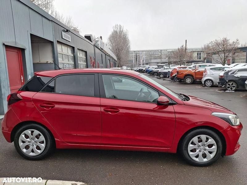 Second-hand Hyundai i20 Comfort 84 CP (61 kW) 2019 Culoarerosu Hatchback