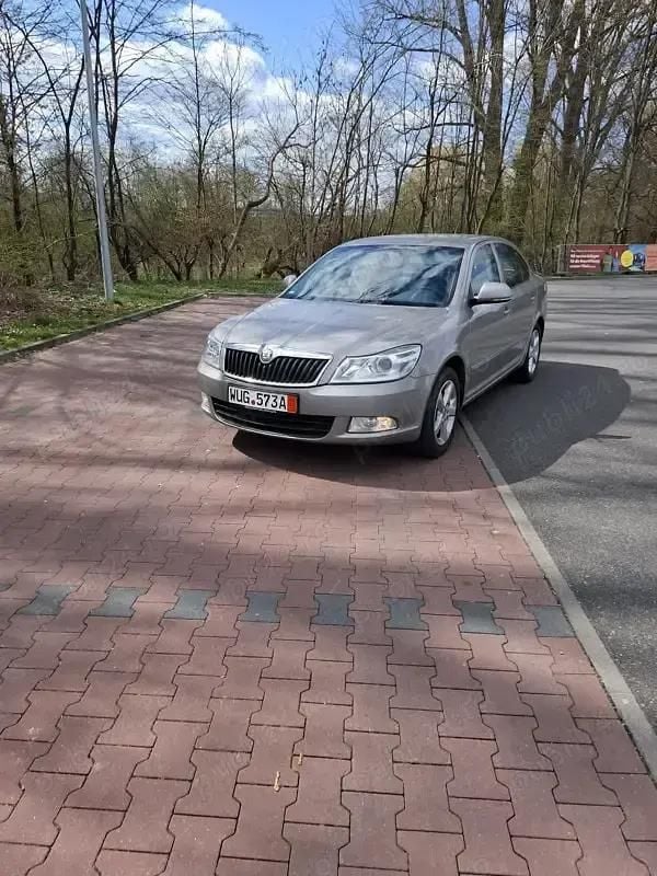 Gri Utilizat 2012 Skoda Octavia Berlinǎ | 3.800 EUR (Preț bun) - Imagine 1/4