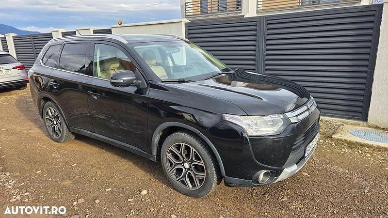 Second-hand Mitsubishi Outlander Instyle 150 CP (110 kW) 2015 Culoarenegru SUV